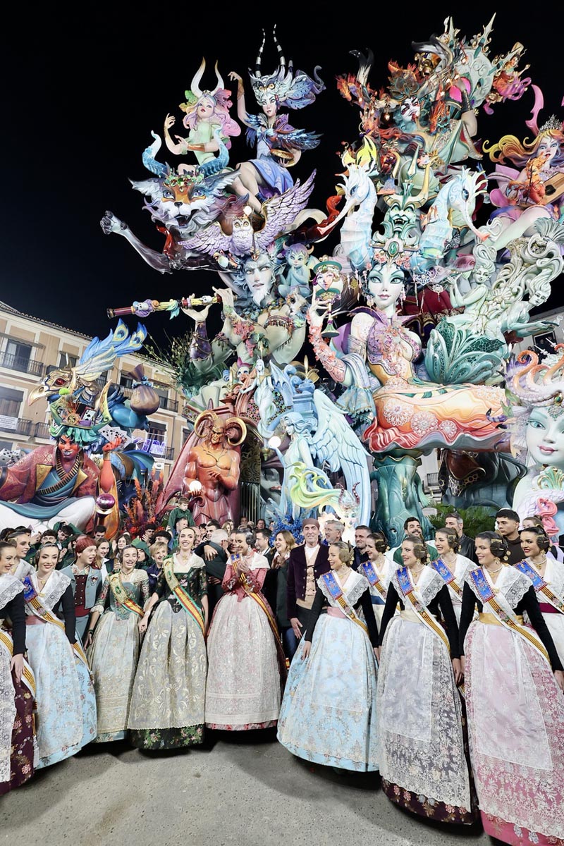 Grupo de personas en el triunfo del Convento Jerusalén en Fallas 2026