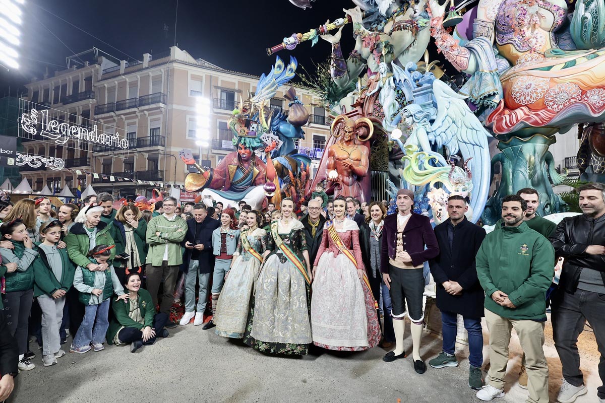 Celebración del triunfo del Convento Jerusalen en Fallas 2026 con figuras y asistentes.