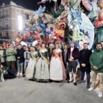 Grupo de personas celebrando el triunfo del Convento Jerusalén en Fallas 2026.