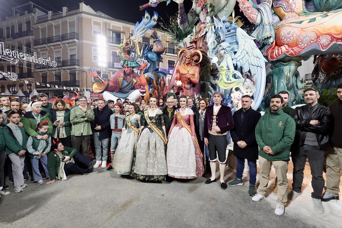 Grupo de personas celebrando el triunfo del Convento Jerusalén en Fallas 2026.
