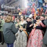 Celebración del triunfo del Convento Jerusalen en Fallas 2026 con personas abrazándose.