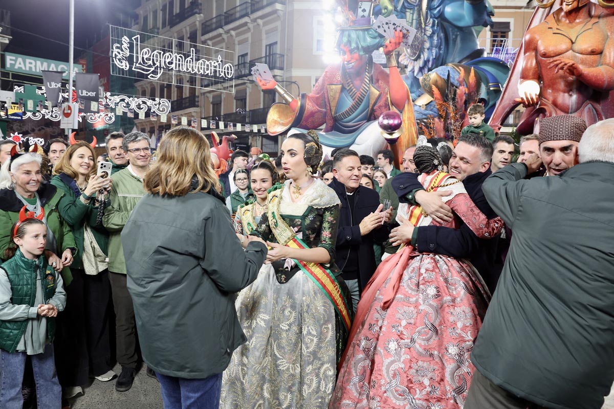 Celebración del triunfo del Convento Jerusalen en Fallas 2026 con personas abrazándose.