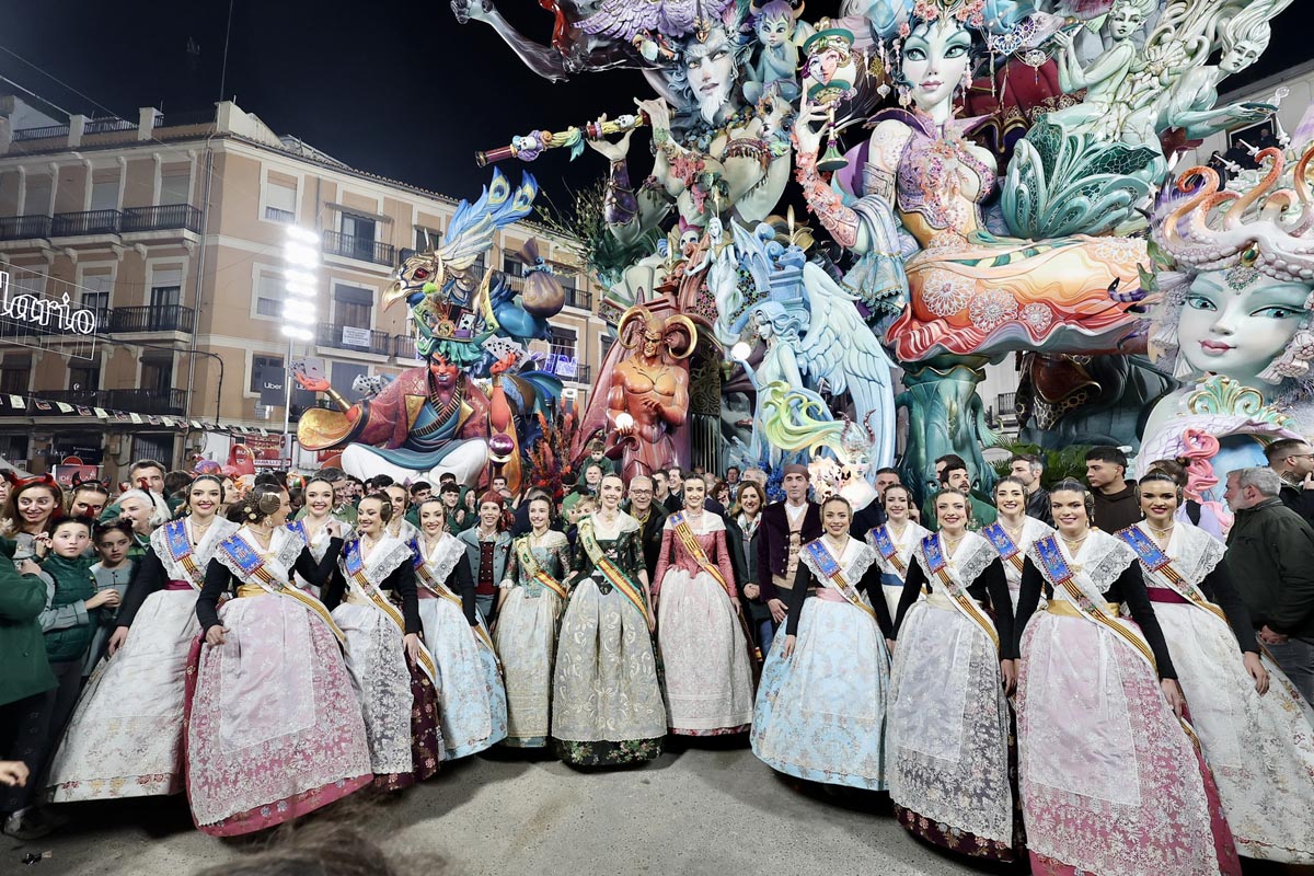 Grupo de personas en trajes tradicionales en la celebración de Fallas 2026
