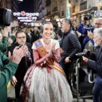 Mujer sonriente en traje tradicional durante las Fallas 2026