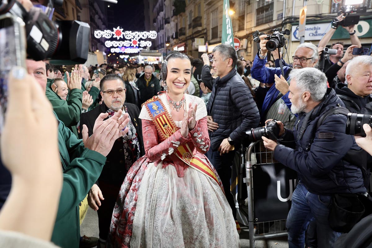 Mujer sonriente en traje tradicional durante las Fallas 2026