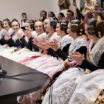 Grupo de mujeres aplaudiendo en el evento de Fallas 2026