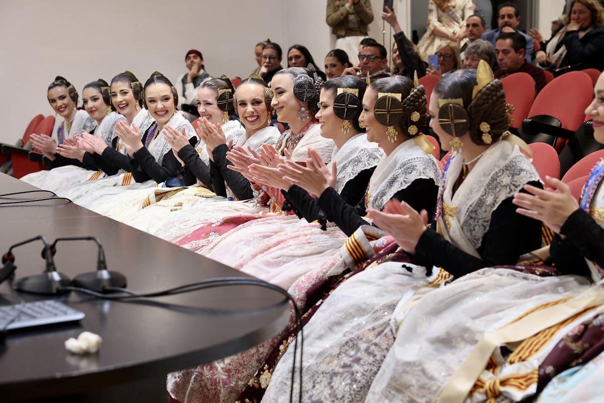 Grupo de mujeres aplaudiendo en el evento de Fallas 2026