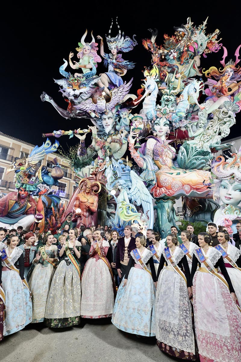 Grupo de personas celebrando en el evento de Fallas 2026.