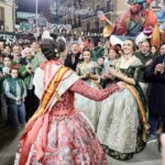 Celebración del triunfo del Convento Jerusalen en Fallas 2026 con personas vestidas tradicionalmente.