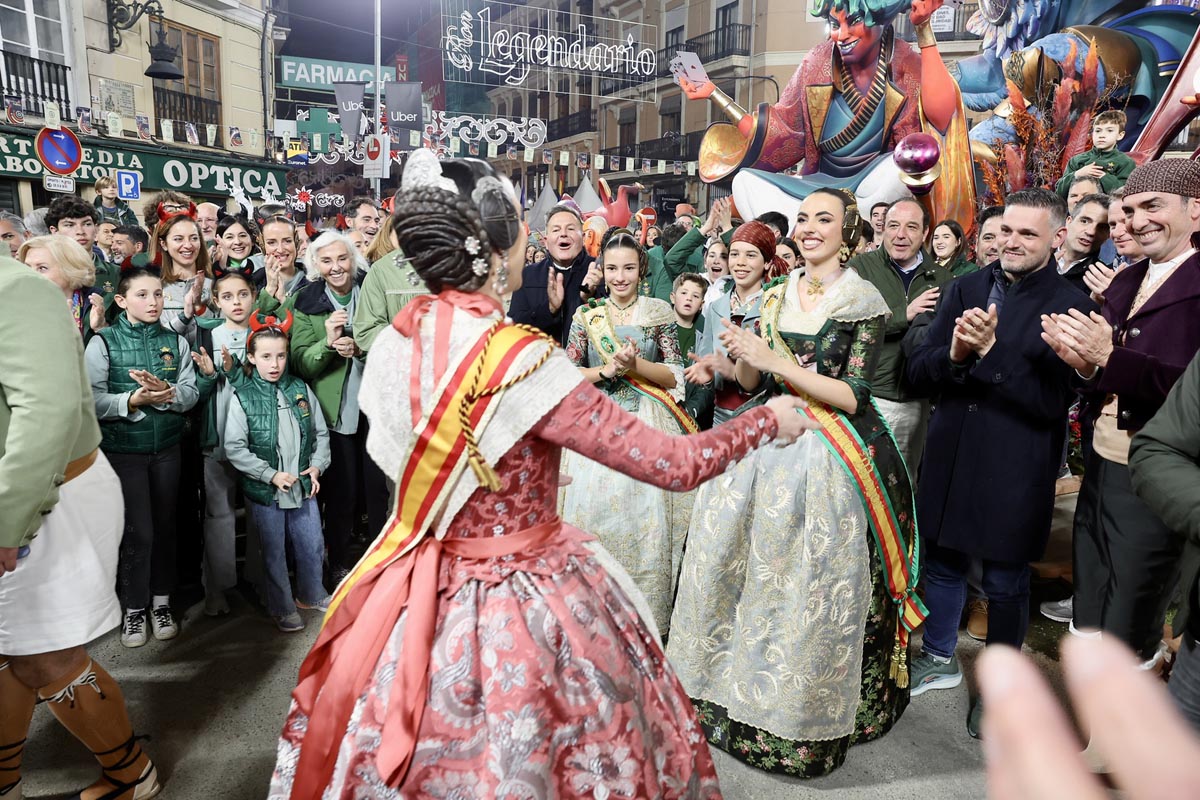 Celebración del triunfo del Convento Jerusalen en Fallas 2026 con personas vestidas tradicionalmente.