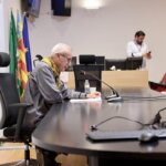 Hombre sentado en una mesa durante el evento de Fallas 2026