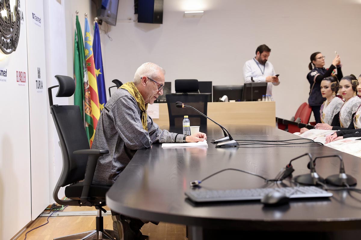 Hombre sentado en una mesa durante el evento de Fallas 2026