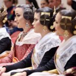 Mujeres vestidas con trajes tradicionales en evento de Fallas 2026