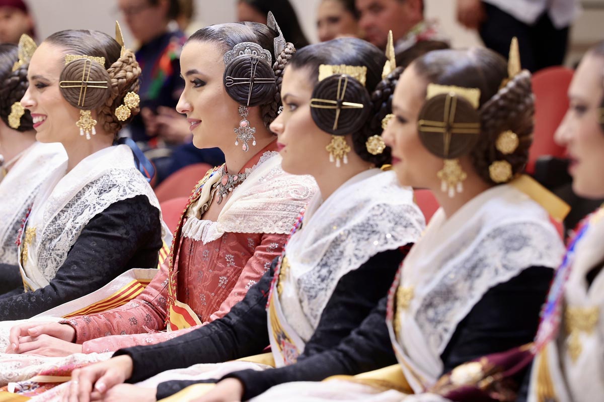 Mujeres vestidas con trajes tradicionales en evento de Fallas 2026