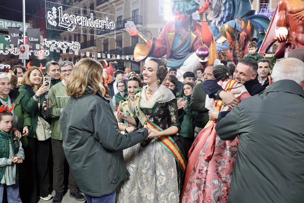 Celebración del triunfo del Convento Jerusalen en Fallas 2026 con participantes felices