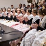 Grupo de mujeres aplaudiendo en un evento de Fallas 2026