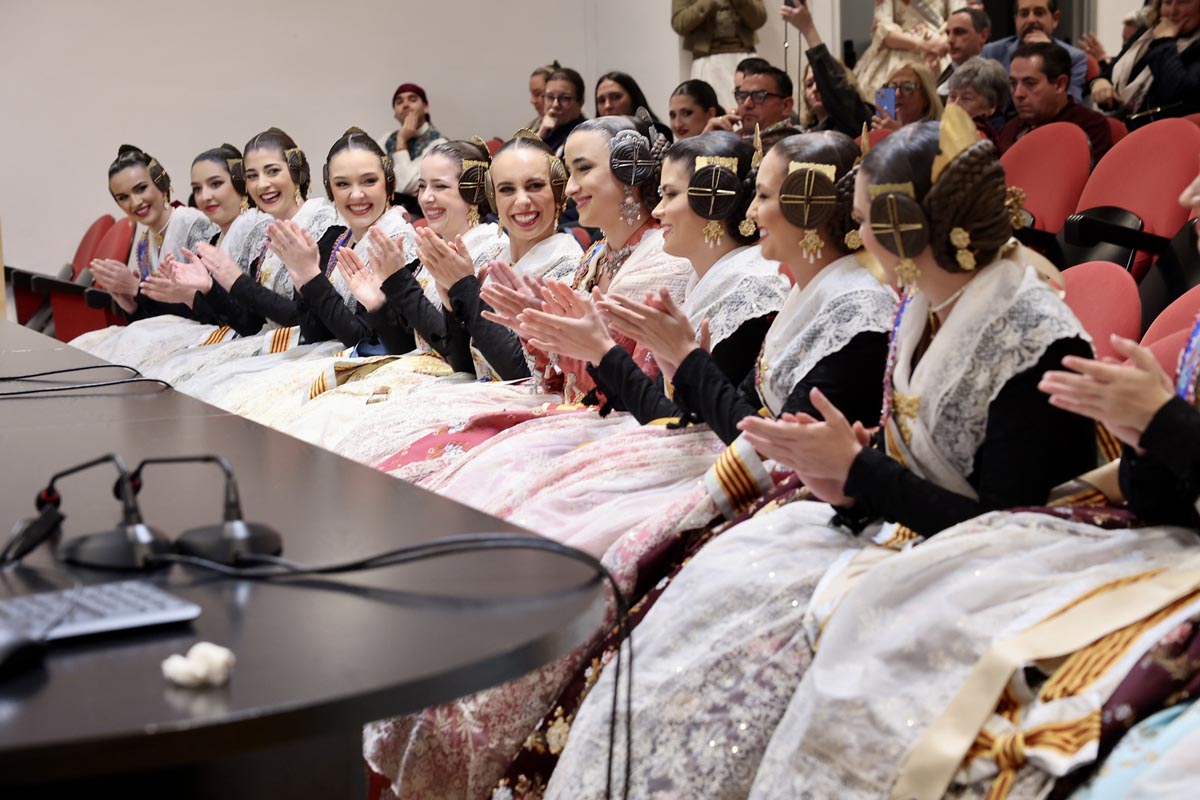Grupo de mujeres aplaudiendo en un evento de Fallas 2026