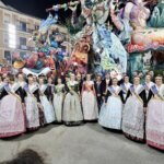 Grupo de personas en trajes tradicionales frente a monumentos en Fallas 2026