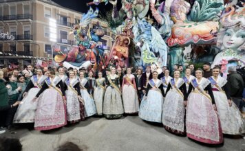 Grupo de personas en trajes tradicionales frente a monumentos en Fallas 2026