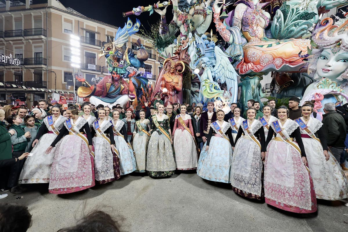 Grupo de personas en trajes tradicionales frente a monumentos en Fallas 2026