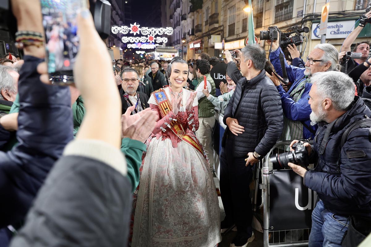Mujer vestida de fallera celebrando en la calle durante las Fallas 2026.