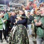 Celebración del triunfo del Convento Jerusalen en Fallas 2026 con abrazos y aplausos.