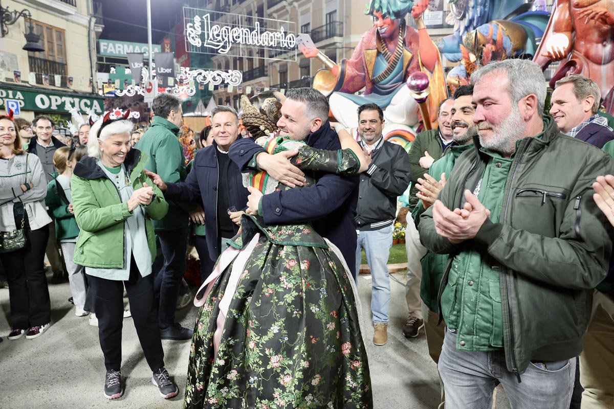 Celebración del triunfo del Convento Jerusalen en Fallas 2026 con abrazos y aplausos.