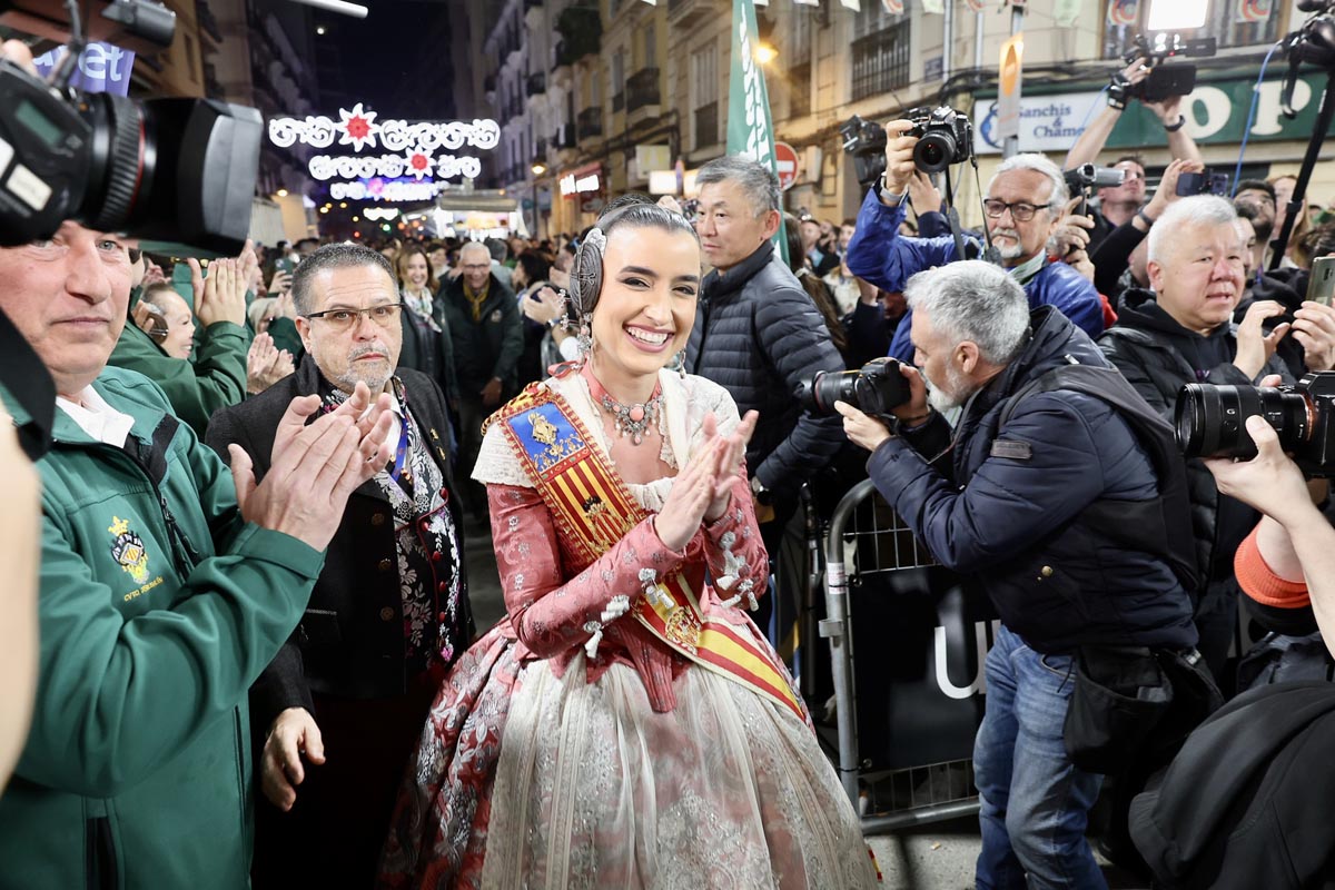 Celebración del triunfo de Convento Jerusalen en Fallas 2026 con una mujer sonriendo