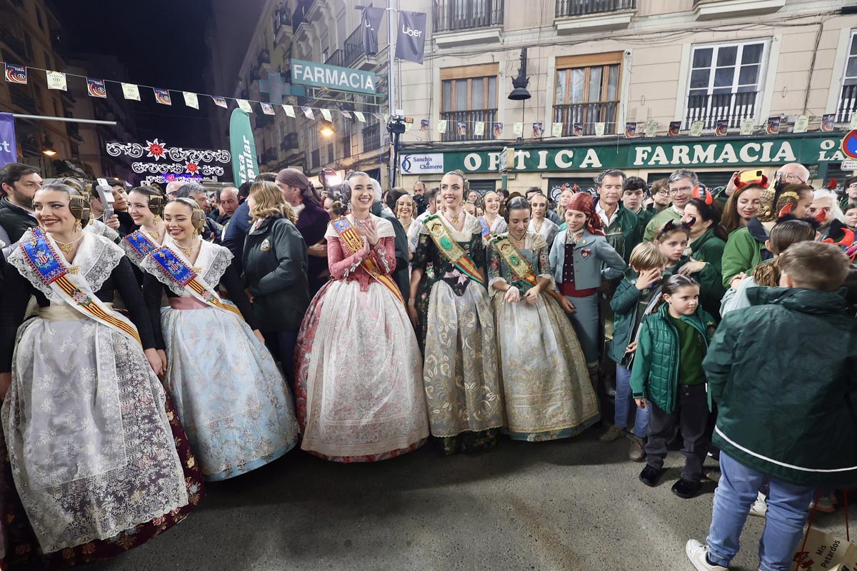 Celebración del triunfo del Convento Jerusalen en Fallas 2026 con participantes en trajes tradicionales.