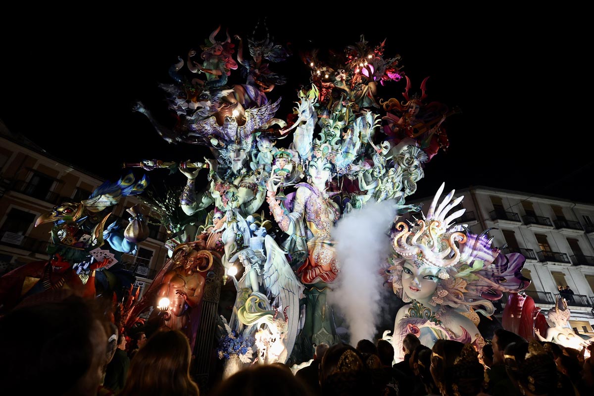 Fallas 2026 Convento Jerusalen con figuras y luces en la noche