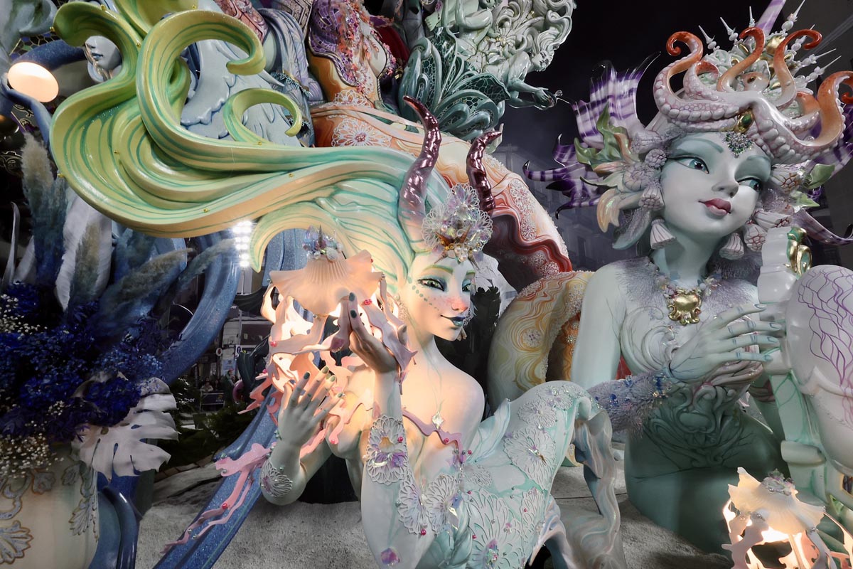 Escultura del Convento Jerusalen en las Fallas 2026 con detalles coloridos.