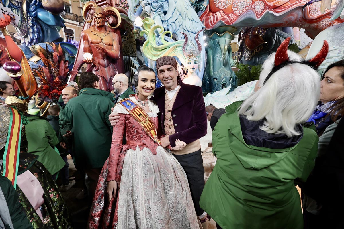 Celebración del triunfo del Convento Jerusalen en Fallas 2026 con figuras y personas.