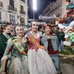 Tres personas sonrientes en el evento de Fallas 2026