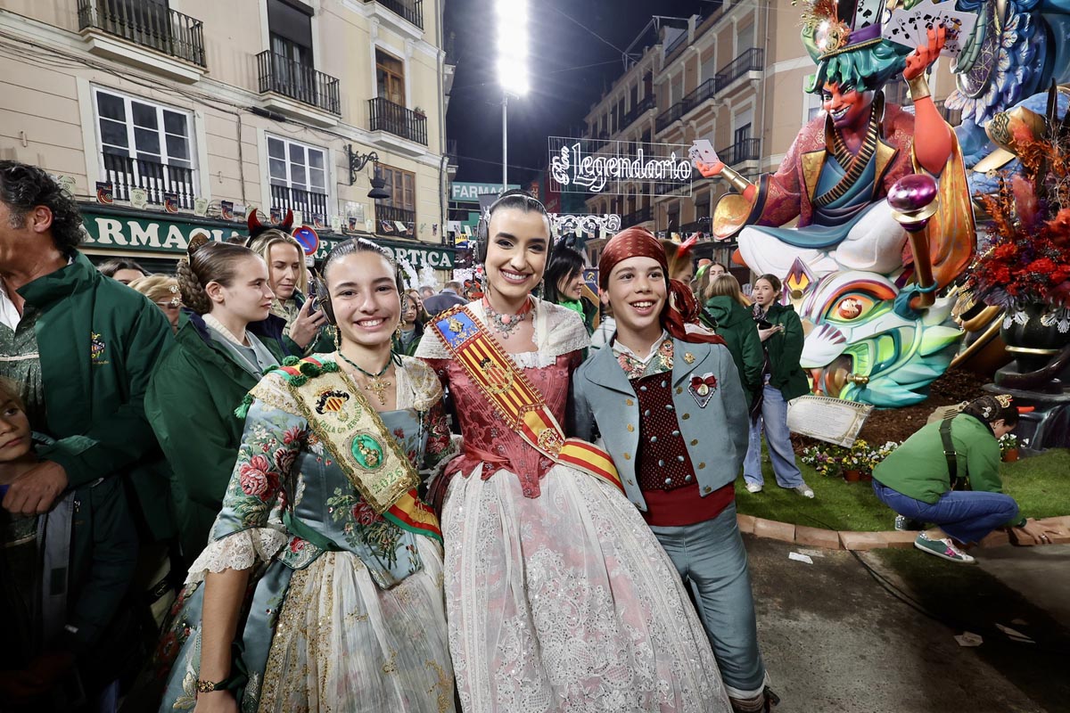 Tres personas sonrientes en el evento de Fallas 2026