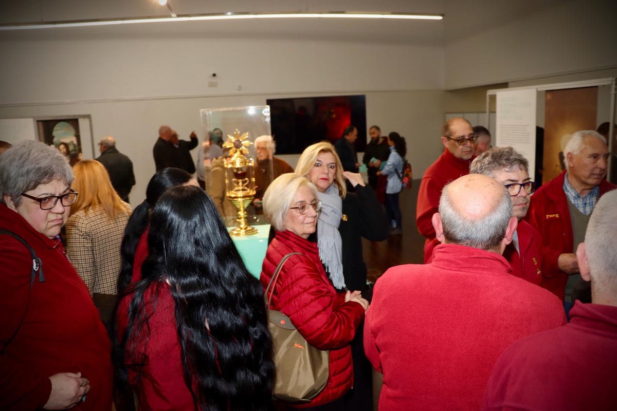 Asistentes en la inauguración de la exposición sobre el Santo Cáliz de la Esperanza