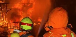 Bomberos en acción durante un incendio de camiones