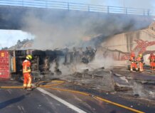 Camión incendiado en la A-7 con bomberos trabajando en la escena