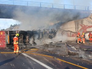 Camión incendiado en la A-7 con bomberos trabajando en la escena
