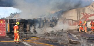 Camión incendiado en la A-7 con bomberos trabajando en la escena