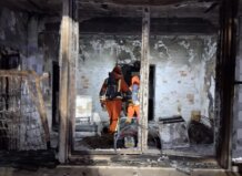 Una persona resulta afectada por humo tras el incendio de una casa de campo en Aldaia Bomberos trabajando en el incendio de una casa de campo en Aldaia