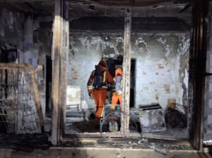 Bomberos trabajando en el incendio de una casa de campo en Aldaia