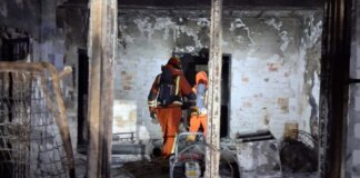 Bomberos trabajando en el incendio de una casa de campo en Aldaia