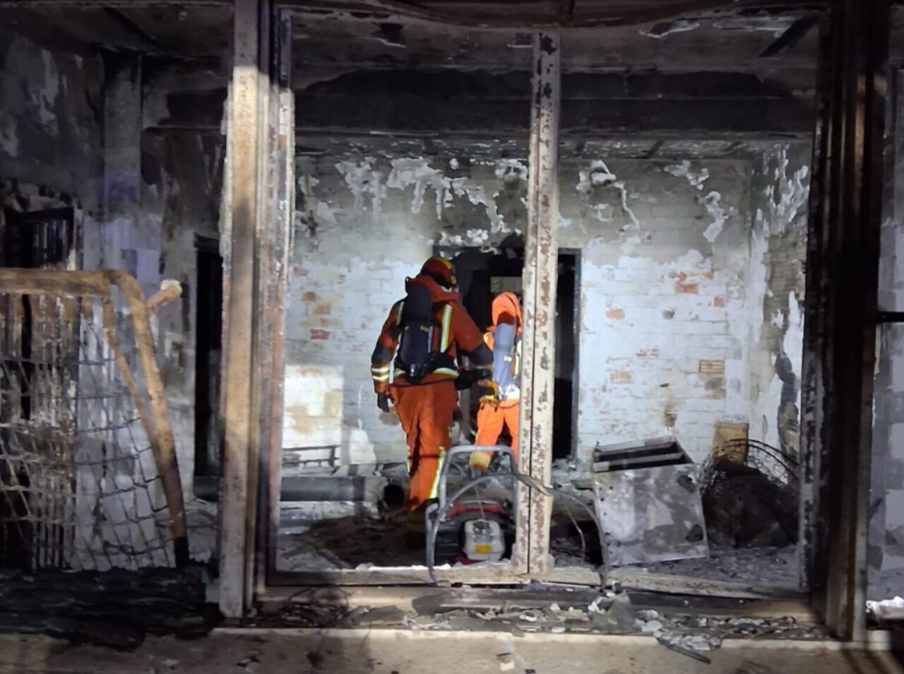 Bomberos trabajando en el incendio de una casa de campo en Aldaia