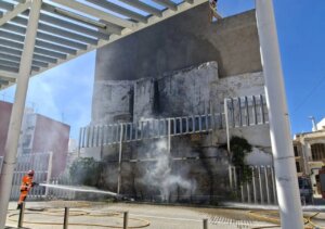 Bomberos sofocando un incendio en el jardín vertical de Torrent