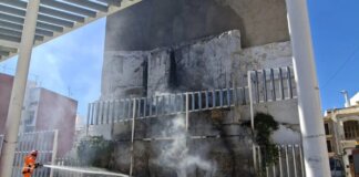 Bomberos sofocando un incendio en el jardín vertical de Torrent