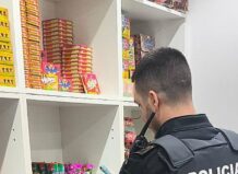 Policía Local de Alaquàs inspeccionando productos pirotécnicos en tienda