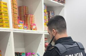 Policía Local de Alaquàs inspeccionando productos pirotécnicos en tienda