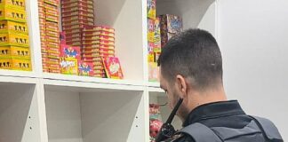 Policía Local de Alaquàs inspeccionando productos pirotécnicos en tienda