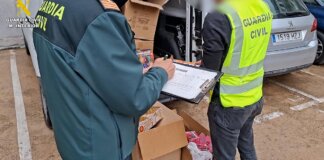 Agentes de la Guardia Civil inspeccionan material pirotécnico en Valencia