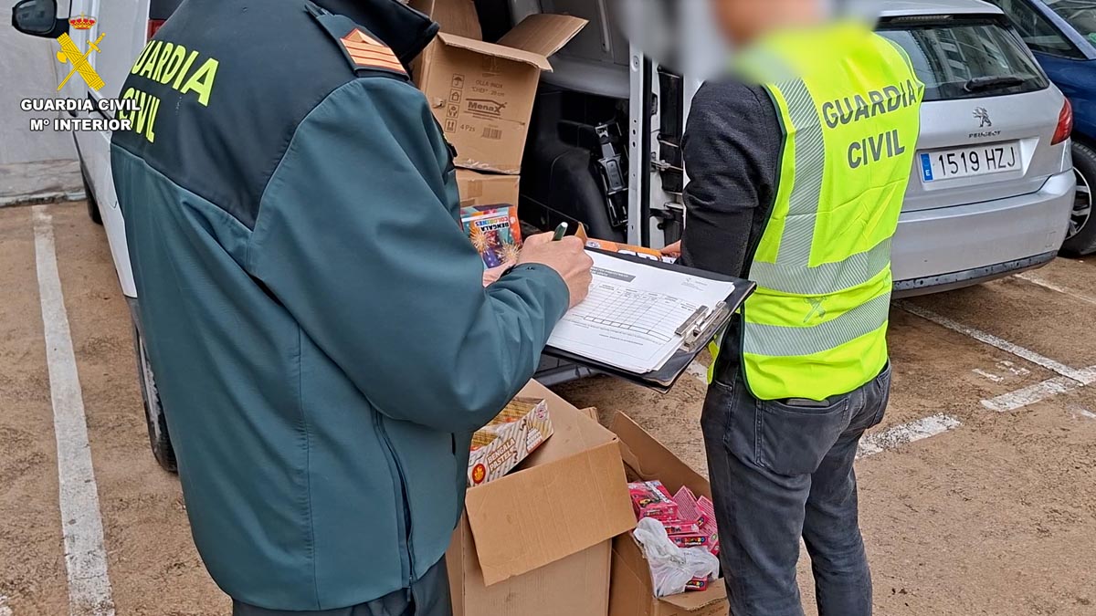 Agentes de la Guardia Civil inspeccionan material pirotécnico en Valencia